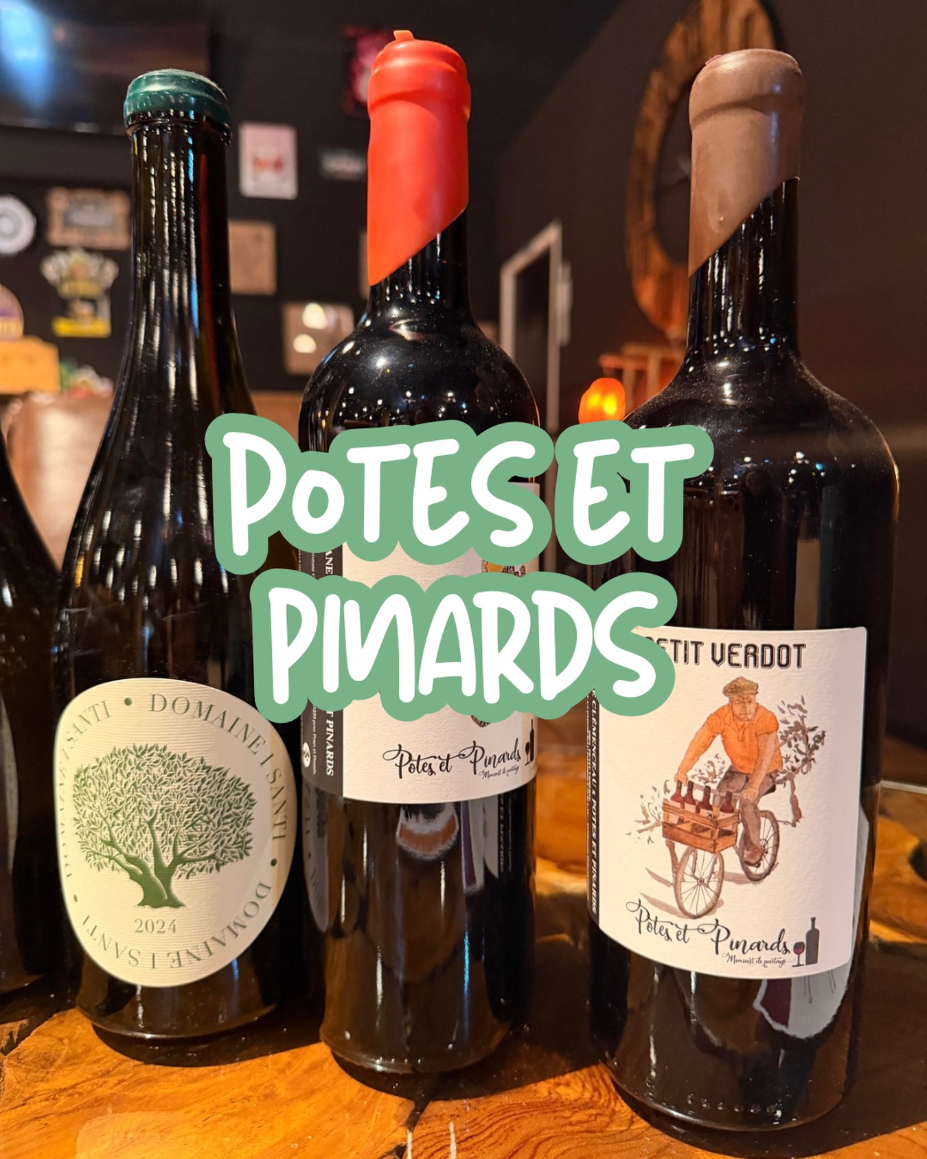 Bouteilles habillées du sticker vert Potes et Pinards